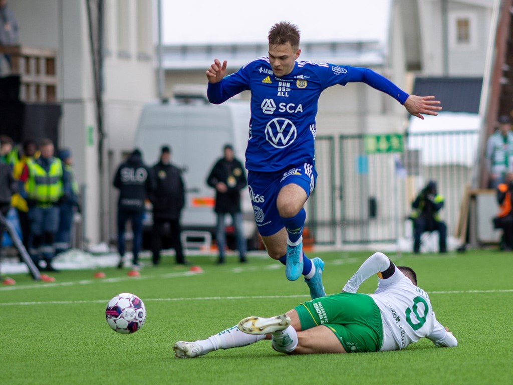 På bilden ser det ut som att GIF Sundsvall fick Hammarby på fall men tyvärr blev det tvärtom med råge. Bajen vann på NP3 Arena med hela 5-1,. Foto: Anders Thorsell, sundsvallsbilder.com.