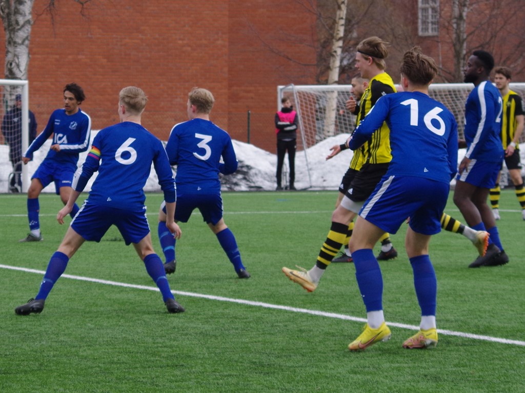 Kubens Eddie Åhman omringad av ett knippe blpåklädda Sollefteå GIF-spelare. Foto: Pia Skogman, Lokalfotbollen.nu,
