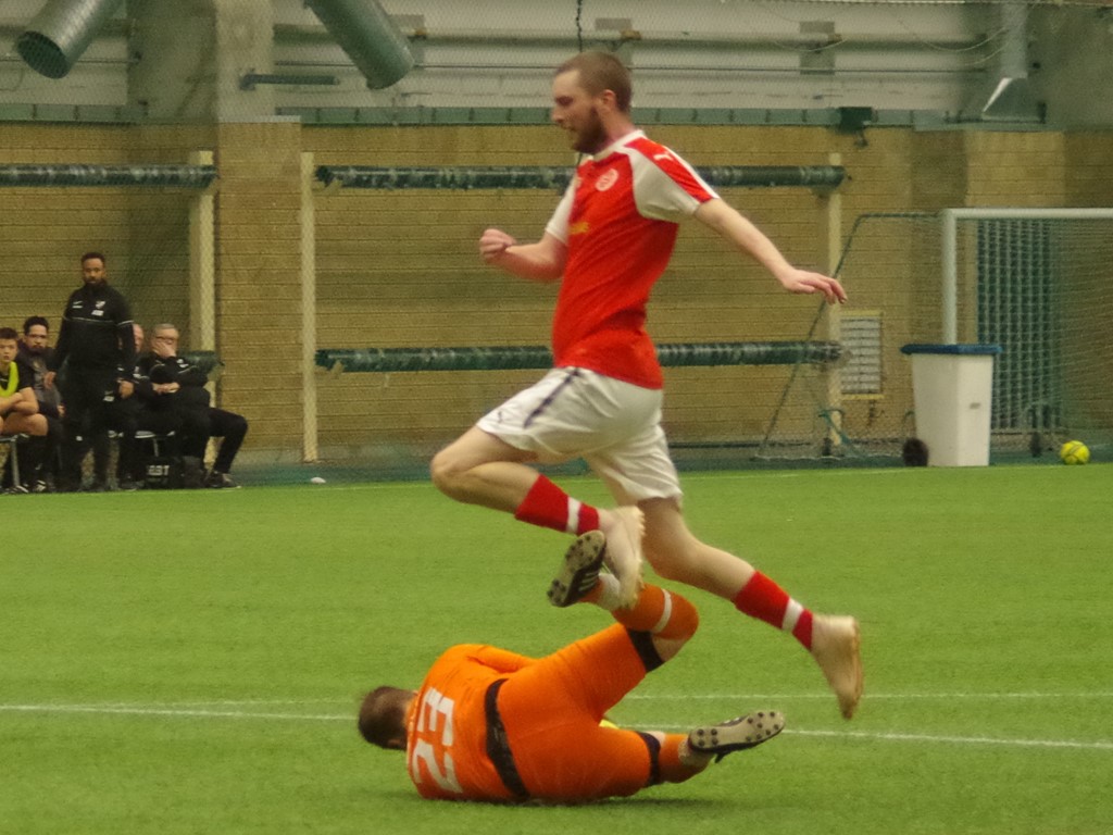 Inför de avslutande gruppmatcherna talar det mesta för att det blir Filip Denkerts Svartvik och FC Kraftfull som kommer att gå vidare från grupp 6 respektive 5 och får mötas i en kvalmatch till kvartsfinalerna. Men osvuret kanske är bäst, det har hänt mirakel inom fotbollen förr. Foto: Pia Skogman, Lokalfotbollen.nu.