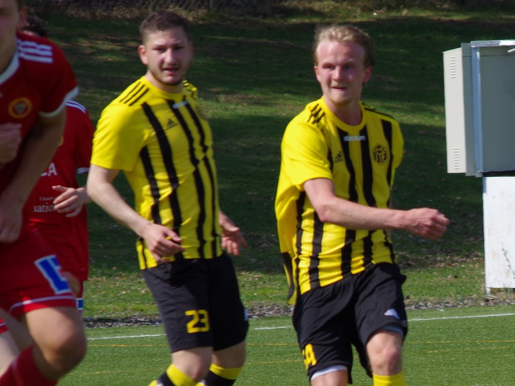 Oskar Säfström dundrar in Kubens kvitteringsmål mot Alnö inför ögonen på lagkompisen Ali Mahmoud. Foto: Pia Skogman, Lokalfotbollen.nu.