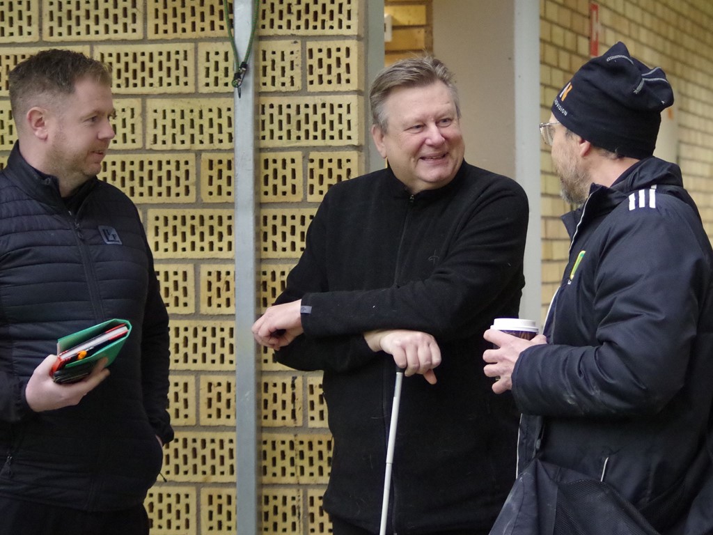 "Tre vice män" eller "Snillen spekulerar"? Luckstas Paul Thompson och Martin Ålin flankeras av Lokalfotbollens Janne Pehrsson.