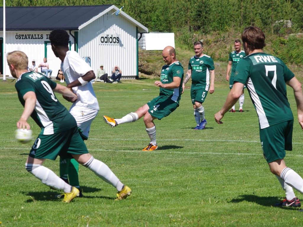 Ifjol tränade Jonas Sjöberg Ånge. Idag sänkte han sitt forna lag med en hård och välplacerad frispark när Östavall vann det första derbyt mellan de båda kombatanterna på ett drygt decennium. Foto: Pia Skogman, Lokalfotbollen.nu.