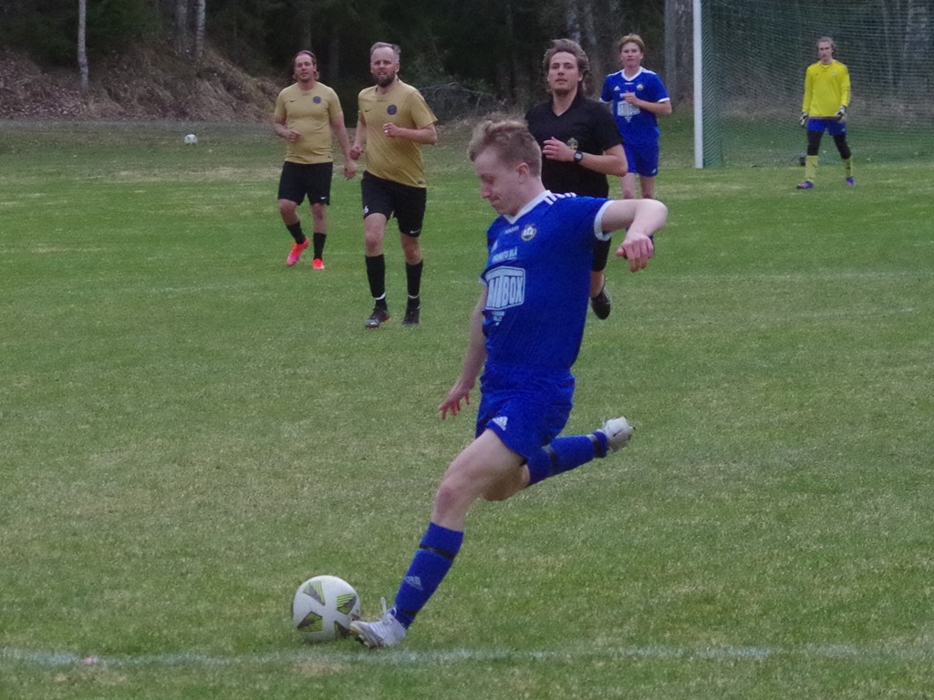 Matfors 2 skottade in en hel del mål även i år, bland annat 5-1 borta mot Wiskan. På bilden är det lagkaptenen Linus Wallin som lossar stora kanonen. Foto: Pia Skogman, Lokalfotbollen.nu.