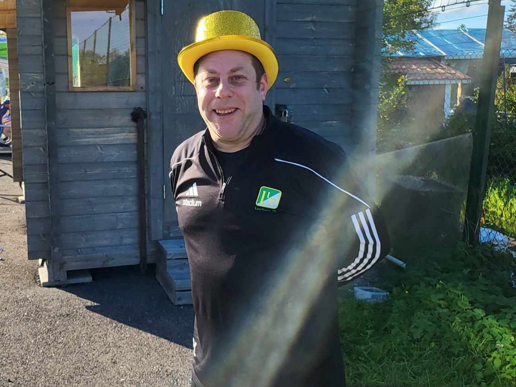 Lagledaren, materialförvaltaren, busschauffören med mera Peter Lind skiner ikapp med solen i sin guldhatt.