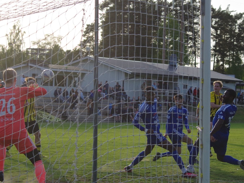 Carl Axelsson dundrar in segermålet för Kuben mot Matfors på Thulevallen med kvarten kvar. Foto: Pia Skogman, LLokalfotbollen.nu.