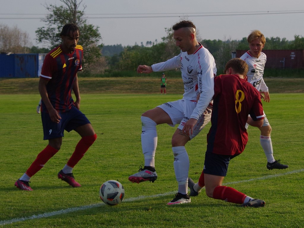 Mötet mellan Selånger och Anundsjö slöt 1-1 efter mycket kamp, straffsituationer och omdiskuterade offsidesituationer. Foto: Pia Skogman, Lokalfotbollen.nu.