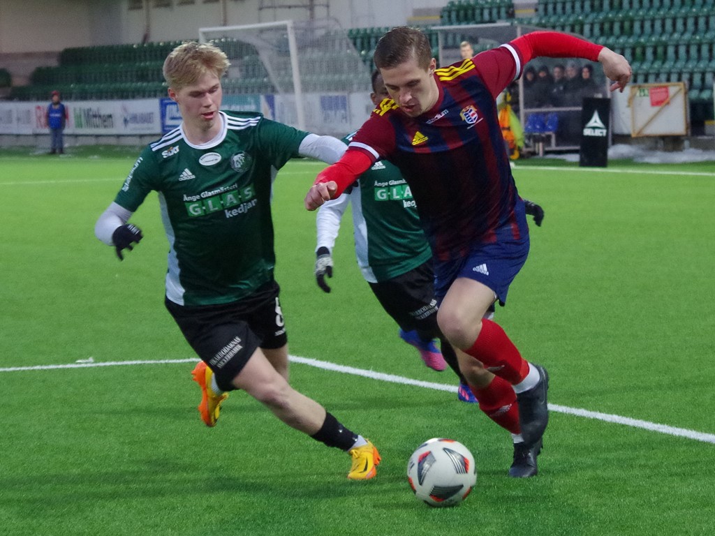 Lukas Lindbäck kommer runt och spelar snett inåt bakåt till Pontus Lundqvist som trycker in Selångers 1-0-mål redan efter fem minuters spel. Foto: Pia Skogman, Lokalfotbollen.nu,.