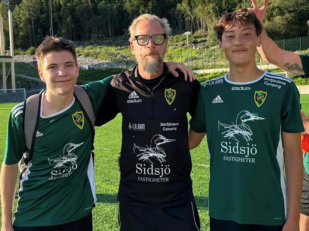 Sidsjö-Böles tränare Mikael Eklöf flankeras av klubbens framtid, Elliott Fisher (född 07) och Alfons Puljer (född 08). Foto: Sidsjö-Böle IF.