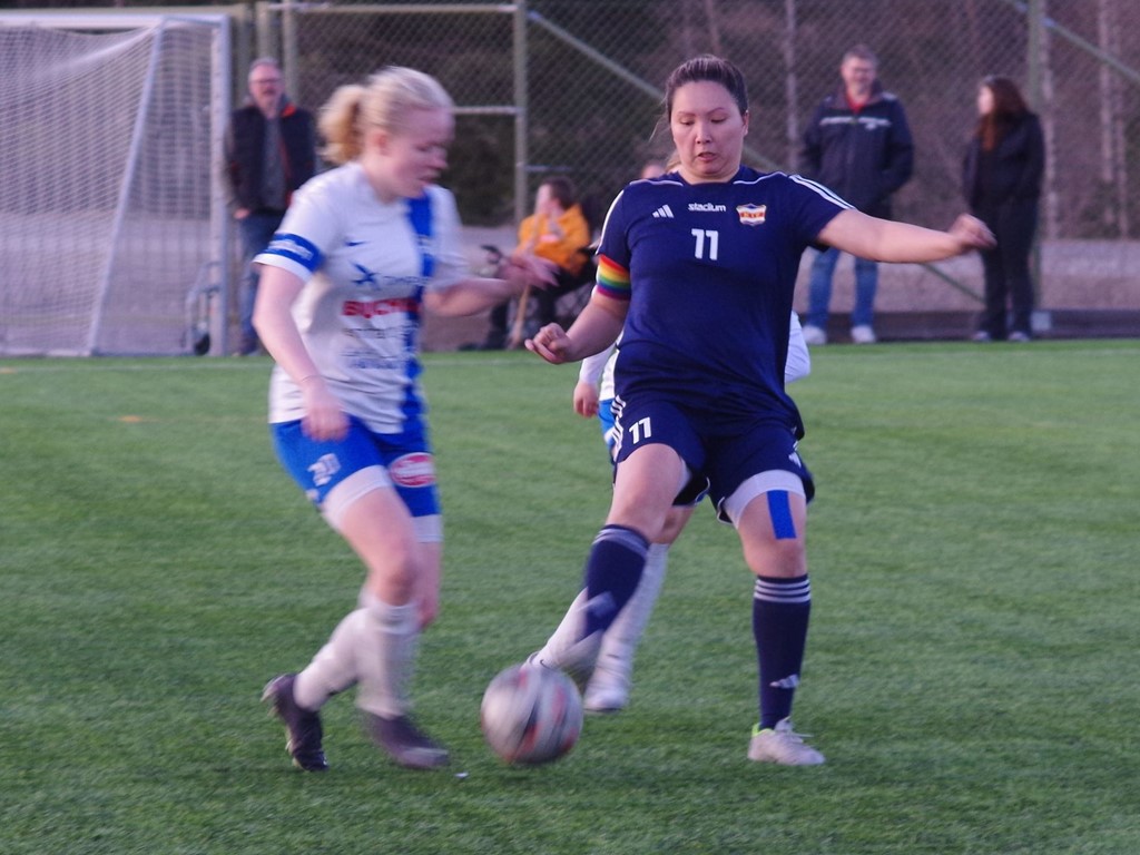 Kovlands #11 Amanda Wallin och IFK Timrås suddiga #20 Evila Udd spelade 1-1 när lagen premiärspelade på HK-vallen. Foto: Pia Skogman, Lokalfotbollen.nu.