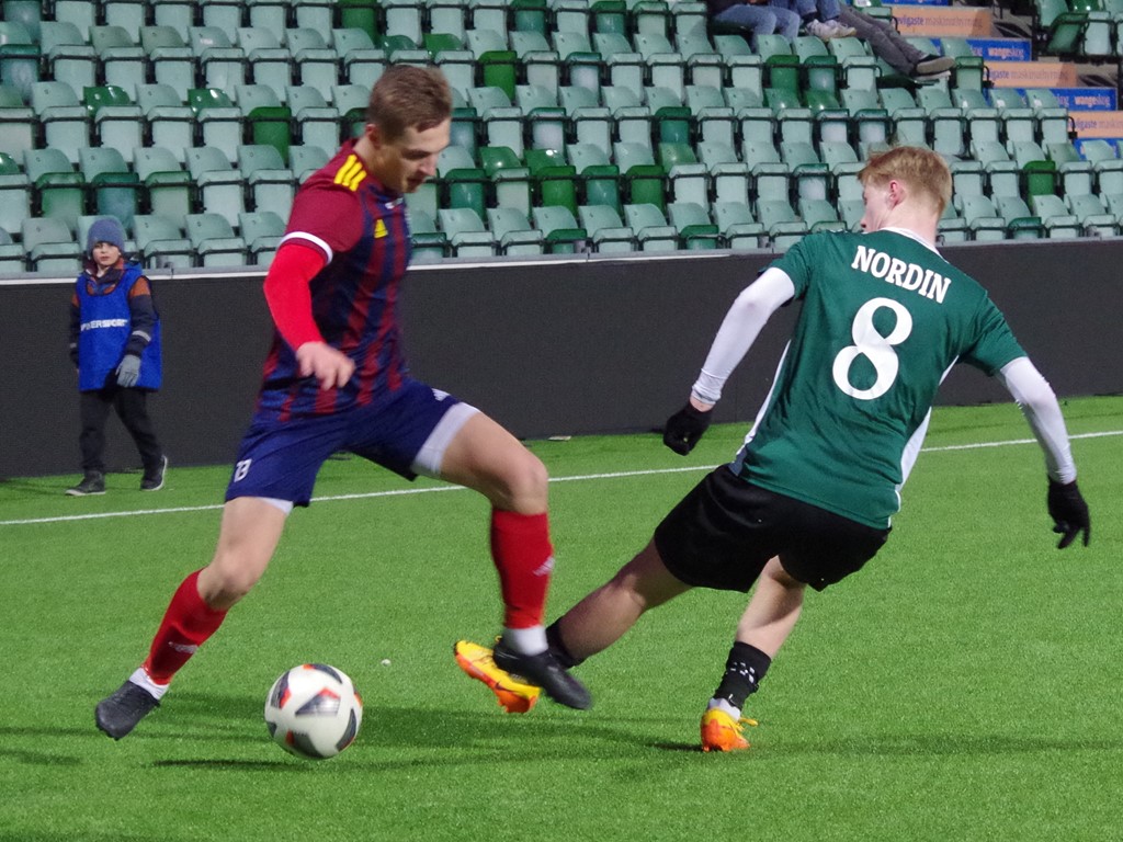 Lukas Lindbäck försöker "göra" Östavalls "åtta" Wiking Nordin. Foto: Pia Skogman, Lokalfotbollen.nu.