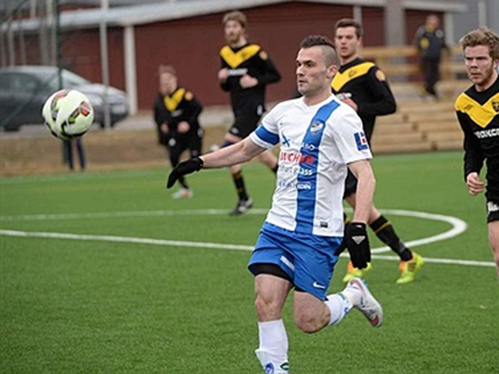 Faton Buzuku under sin division 2-tid i IFK Timrå. Nu har den snabbe och målfarlige yttern skrivit på för division 4-nykomlingarna FC Kraftfull.