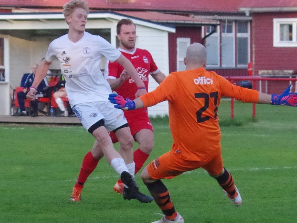 Ivar Edlund fullbordar sitt hattrick när han gör 5-2 till Indal mot Stöde i år. Nu har han kritat på för Lucksta i trean. Foto: Pia Skogman, Lokalfotbollen.nu.