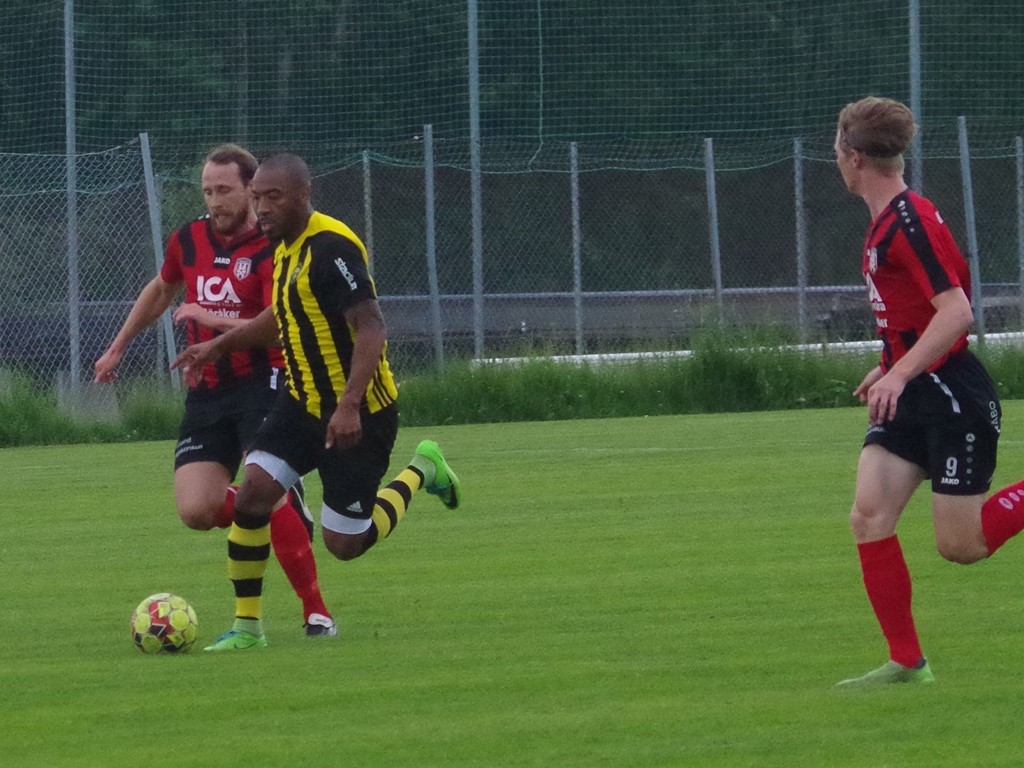 Sergio Hinestroza på väg att göra 1-0 efter en rusch från egen planhalva. Foto: Pia Skogman, Lokalfotbollen.nu.