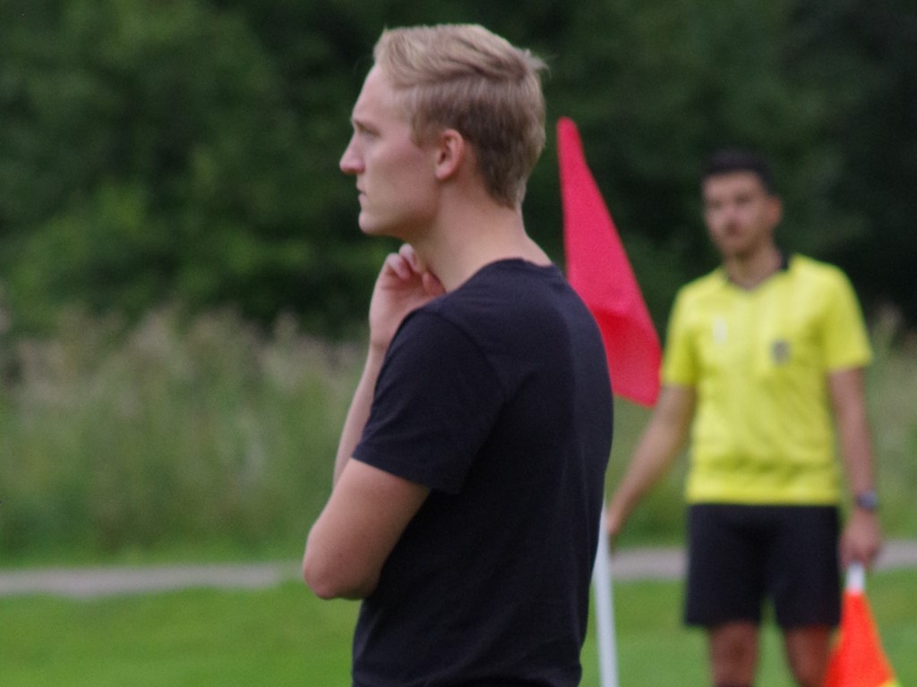 Svartviks tränare Carl Bergseije har har fört sitt lag till två raka seriesegrar och mycket talar nu för ett fjärde och division 3-spel nästa år. Foto: Pia Skogman, Lokalfotbollen.nu.