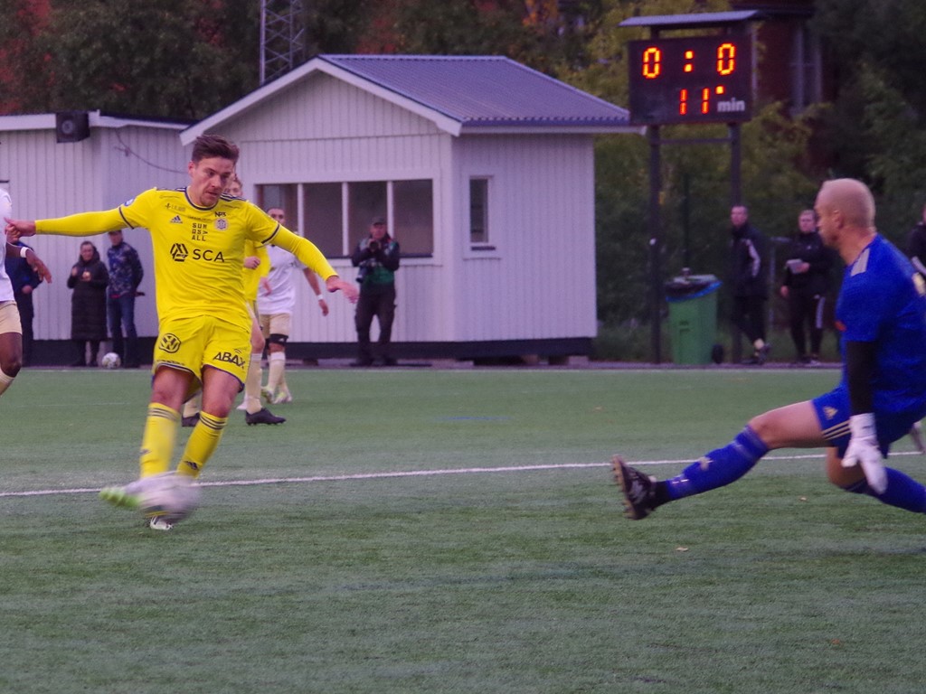 Jeremiah Björnler gör 1-0 för GIF Sundsvall i minut 14 förbi en maktlös Christofer Högbom i Luckstamålet. Foto: Pia Skogman, Lokalfotbollen.nu.