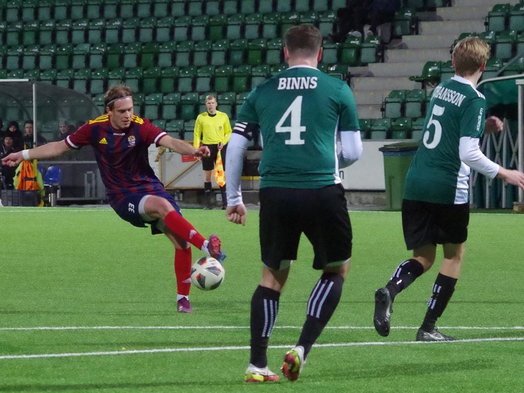 Karl-William "KW" Svedin laddar för skott, Jordan Binns och Hampus Johansson täcker. Foto: Pia Skogman, Lokalfotbollen.nu.