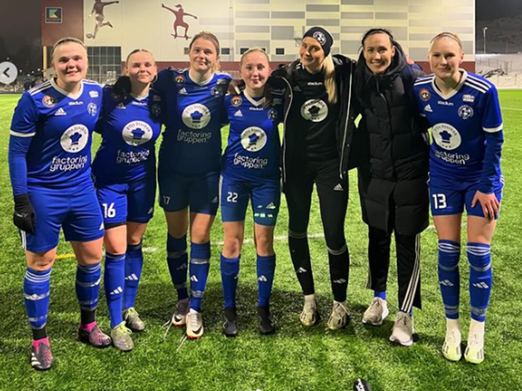 Heffnersklubbans målskyttar och målvaktsnolla i 11-0-vimsten över IFK Timrå. Fr v Alva Israelsson (2), Agnes Hurtig Edlund, Joanna Wallgren (3), Alva Prytz, Ebba Larsson (mv), Ida Markström (2) och Alicia Holmberg (2). Foto: HKBK Instagram.