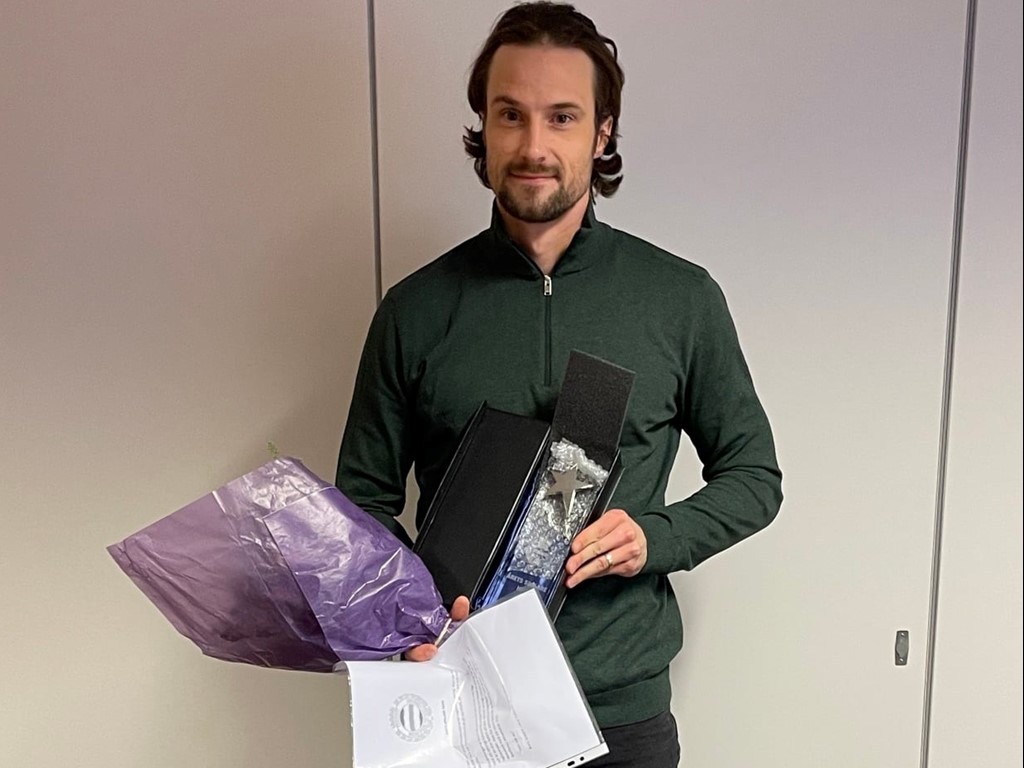 GIF Sundsvalls anfallare Linus Hallenius tog hem priset "Årets spelare" på herrsidan 2021. Foto: MFF.