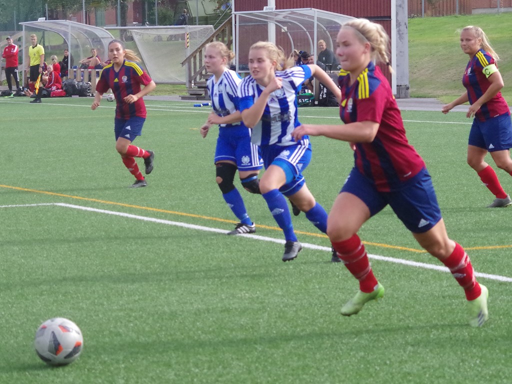 Alva Jönsson driver in från kanten. Foto: Pia Skogman, Lokalfotbollen.nu.