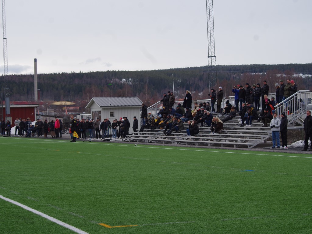 Publikbild från Kubens premiär mot Sollefteå. Foto: Pia Skogman, Lokalfotbollen.nu,