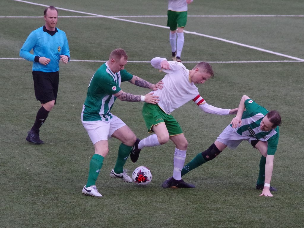 Det blev många närkamper och dråpliga situationer i regnet på Ånge IP mellan hemmalaget och gästerna från Essvik den 31 maj, 1-0 till gästerna efter ett sent mål av Hampus Johansson. Foto: Pia Skogman, Lokalfotbollen.nu.