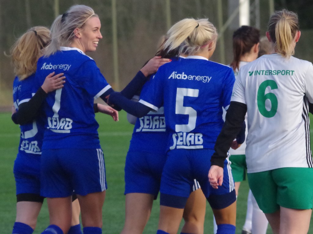 Amanda Sevefjord gratuleras efter sitt straffmål fram till 3-0.