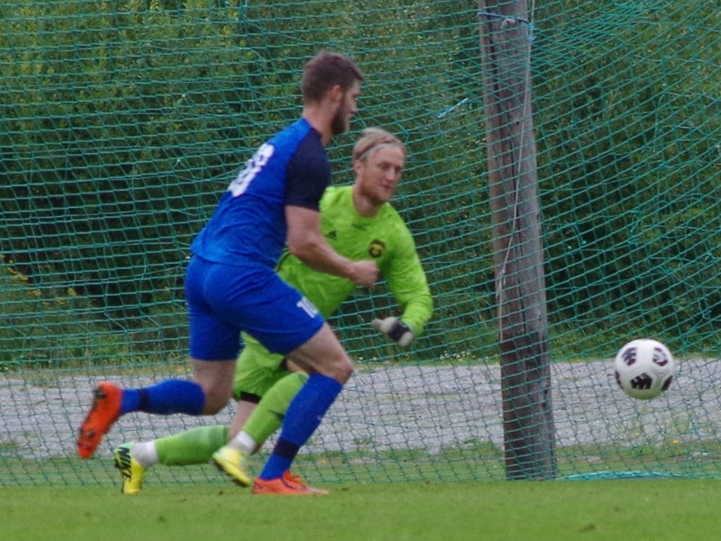 Bild 7. Giganternas kamp, Fränstas anfallare Oskar Nordlund och Kubens Stefan Lagergren som gjorde comeback och det mellan stolparna. Foto: Pia Skogman, Lokalfotbollen.nu.