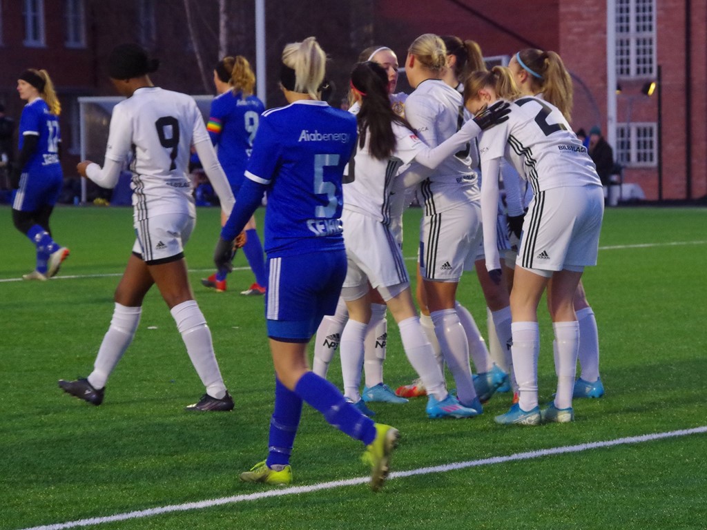 SDFF-tjejerna jublar efter Frida Olssons 1-0-mål redan i fjärde minuten. Foto: Pia Skogman, Lokalfotbollehn.nu.