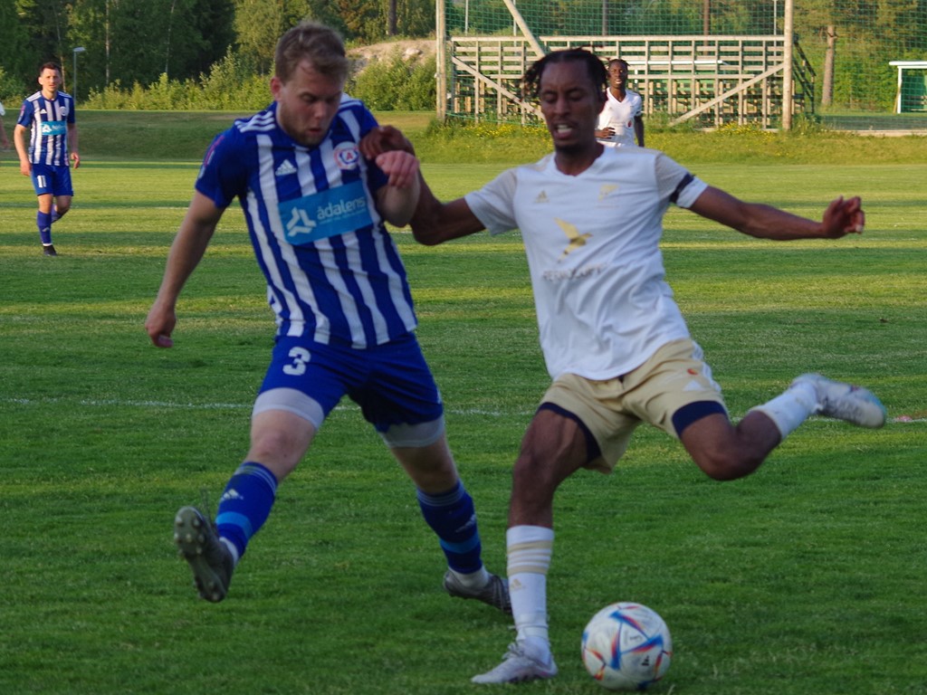 Samuel Keflit och hans Lucksta leder serien efter vårens matcher, sex poäng före Kramfors-Alliansen. Foto: Pia Skogman, Lokalfotbollen.nu.
