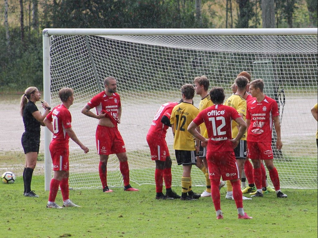 Den kvinnliga domaren Anastasia Oberlauf från Umeå håller koll på att allt går schyst till när Notviken jagare en kvittering på hörna. Foto: Roger Mattsson, Lokalfotbollen.nu.