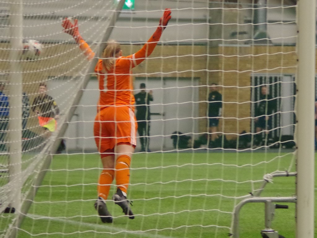 Alnös Mathilda Jonsson (utanför bild) har fått på en praktträff och Selångers målvakt Nellie Maxén är chanslös. Målet betydde 2-1 och Alnös andra seger var ett faktum. Foto: Pia Skogman, Lokalfotbollen.nu.