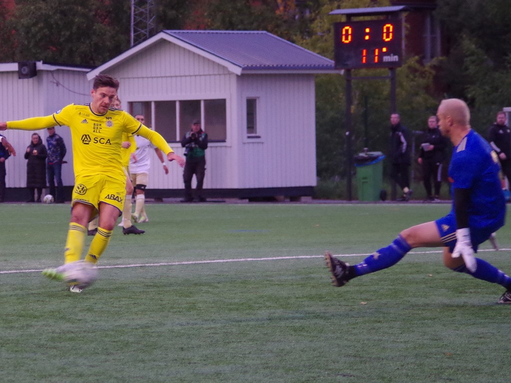 Jeremiah Björnler gör 1-0 för GIF Sundsvall i minut 14 förbi en maktlös Christofer Högbom i Luckstamålet när lagen möttes i fjolårets DM-final. Foto: Pia Skogman, Lokalfotbollen.nu.