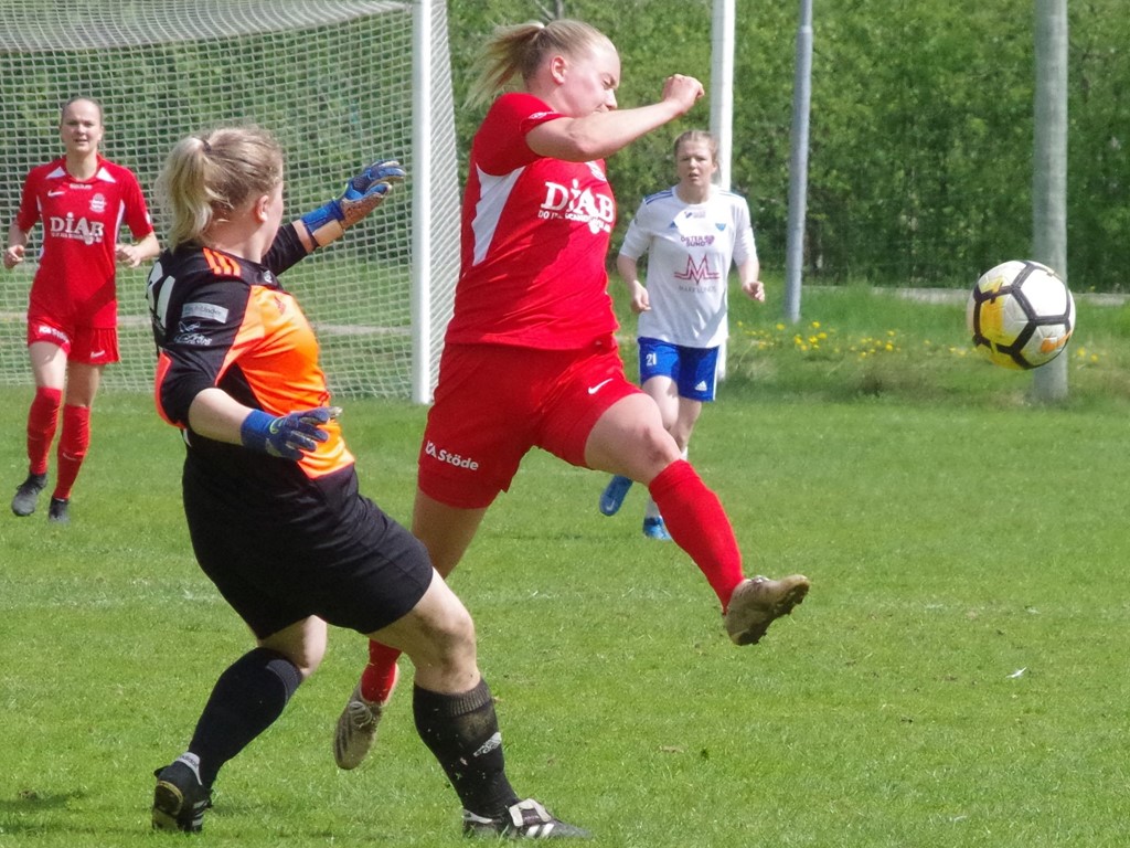 Clara Högbom & Co i Stöde besegrade ifjol seriesegrarna Ope i division 2 men valde ändå att begära ner sig till den lokala damtrean då man har för tunn och ung trupp för division 2-spel. Arkivfoto:  Pia Skogman, Lokalfotbollen.nu.