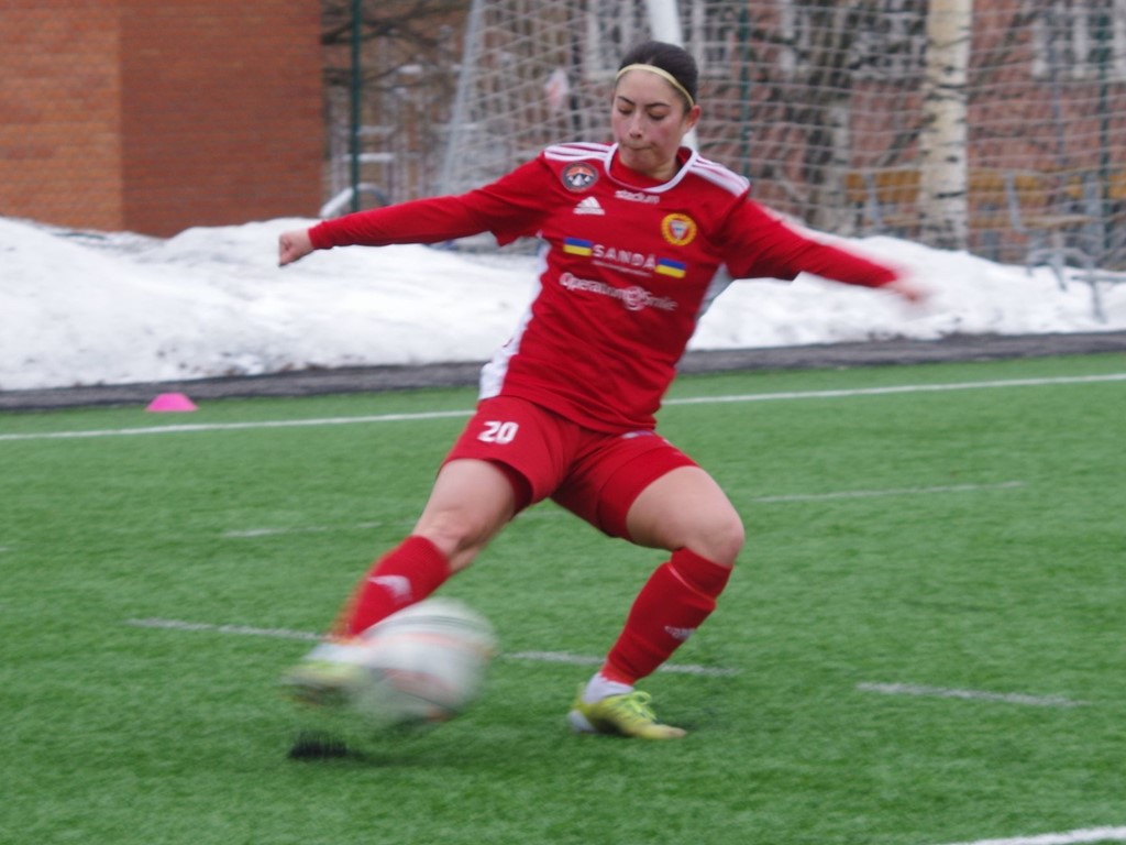 Alnös Beatrice Juutinen måttar ett inlägg med snödrivorna på Westhagen i bakgrunden. Foto: Pia Skogman, Lokalfotbollen.nu.