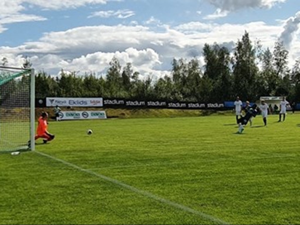 Östavall bommade TVÅ straffar mot Mariehem. Här bränner Sani Tahir den första. Foto: Lars-Gunnar Nordlander, ÖIF.