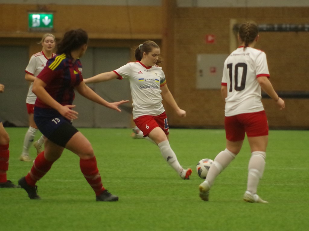 Alnö i vitt är redan klara för semifinal i DM men lär ändå satsa på seger i den avslutande gruppfinalen mot seriekonkurrenten Heffnersklubban. Foto: Pia Skogman, Lokalfotbollen.nu.