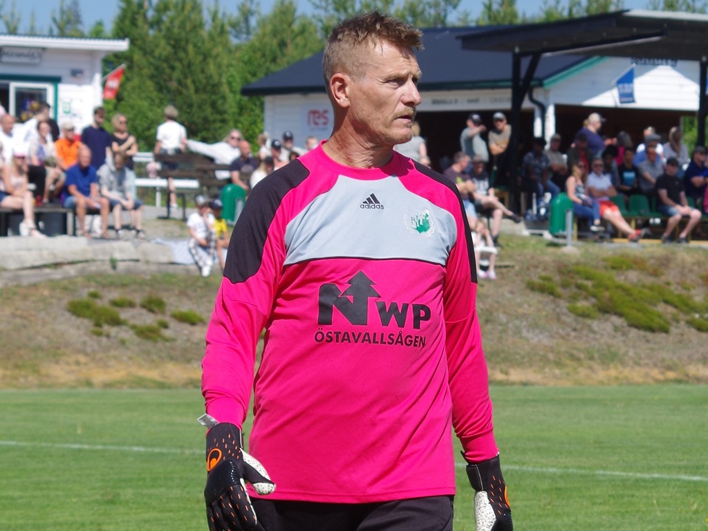 Nu har Östavalls keeper Tony Eklund passerat modiga 58 bast men håller fortfarande högklass vilket han visade ett flertal tillfällen med kanonräddningar, nedplockande av inlägg och dirigerande av sitt uteförsvar. Foto: Pia Skogman, Lokalfotbollen.nu.