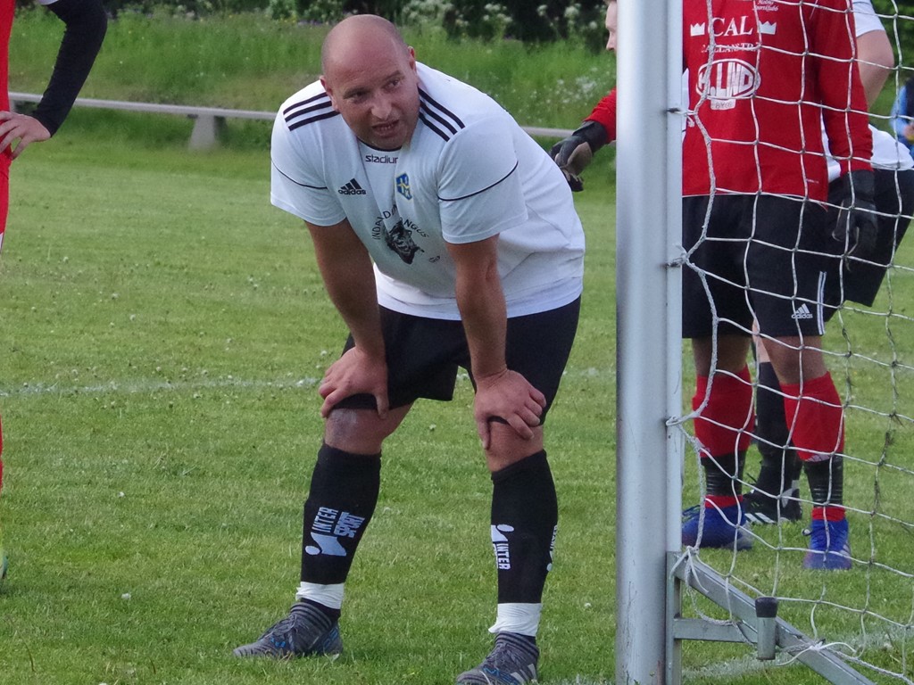 Tränaren Nermin Zulovic fick hoppa in och lira en hel del då det saknades spelare under säsongen. Foto: Pia Skogman, Lokalfotbollen.nu.