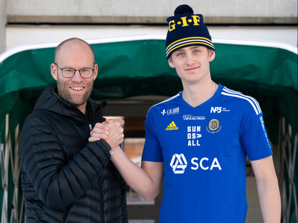 GIF Sundsvall hälsar unge mittbacken Anton Mossnelid upp i A-laget "på riktigt". Foto: GIF Sundsvall.