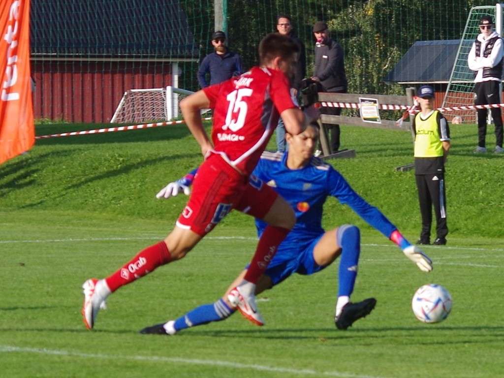 IFK Norrköpings Carl Björk gjorde allsvenskarnas både mål i den första halvleken. Här rundar han Zacharias Svenlin vid 0-1 i minut 9. Foto: Pia Skogman, Lokalfotbollen.nu,
