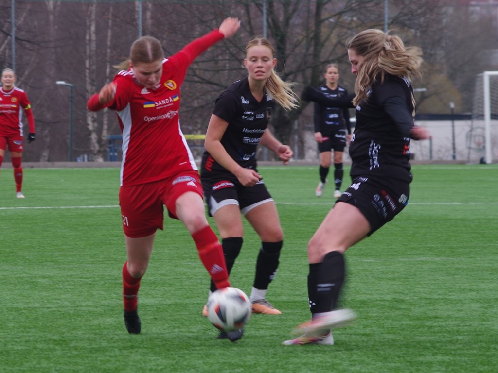 Frida Olsson satte en dubbel för Alnö i 2-2-premiären mot Luleå. Här i kamp med två norrbottniskor. Foto: Pia Skogman, Lokalfotbollen.nu.