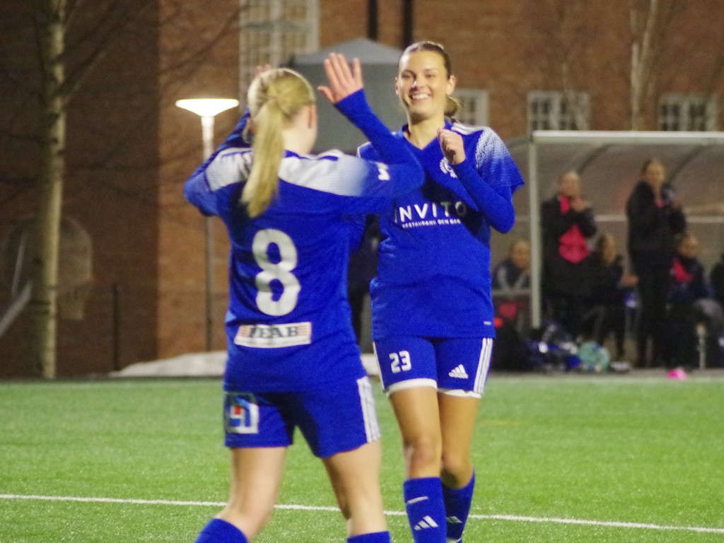 Alva Prytz gratuleras efter sitt påpassliga 1-1-mål av Cornelia Hägglund (#8). Foto: Pia Skogman, Lokalfotbollen.nu.