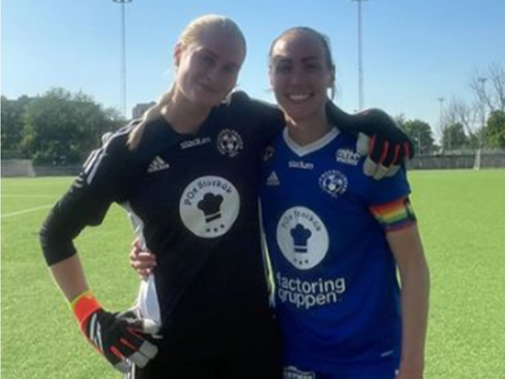 Heffnersklubbans målvaktsnolla Ebba Larsson och matchens enda målskytt Ida Markström poserar glatt i solen efter vinsten över Bele Barkarby på Veddestavallen. Foto: HKBK