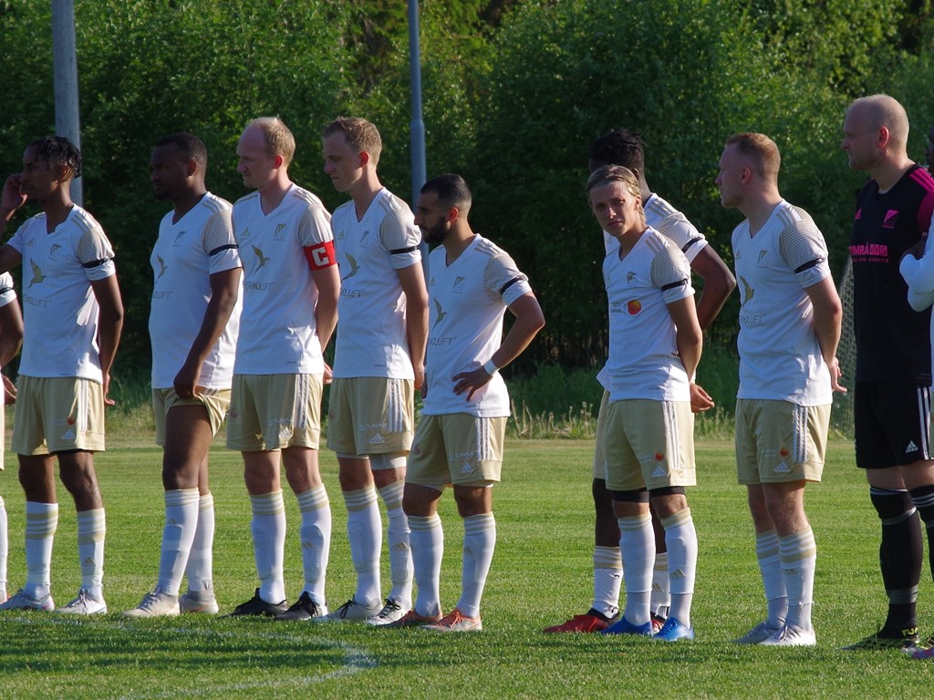 En tyst minut före avspark för Luckstalegendaren Pelle Olsson som gick bort natten innan efter en tids sjukdom. Foto: Pia Skogman, Lokalfotbollen.nu.