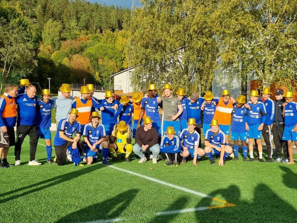 Seriesegrare Medelpadssexan 2021: Hassels IF (iklädda guldhattar inköpta från FC Kraftfull efter vinsten). Foto: Hassels IF.