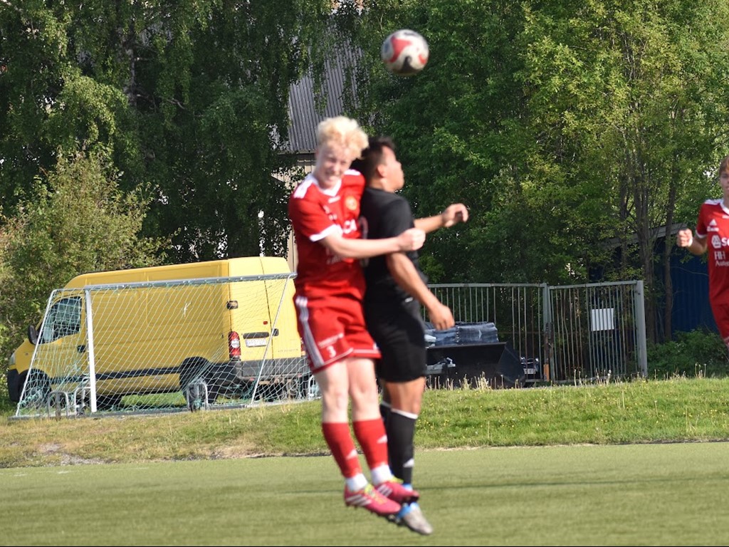 Elis Liukkonen i en nickduell med en Sollefteåspelare. Foto: Crille Olofsson, CSportsbloggen.