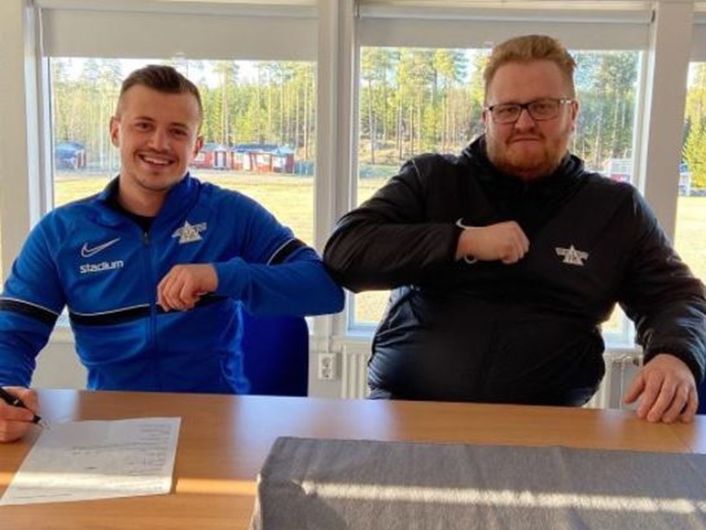 Sam Slade tillsammans med Fränstas "superscout" Fredrik Olofsson. Foto: Fränsta IK.