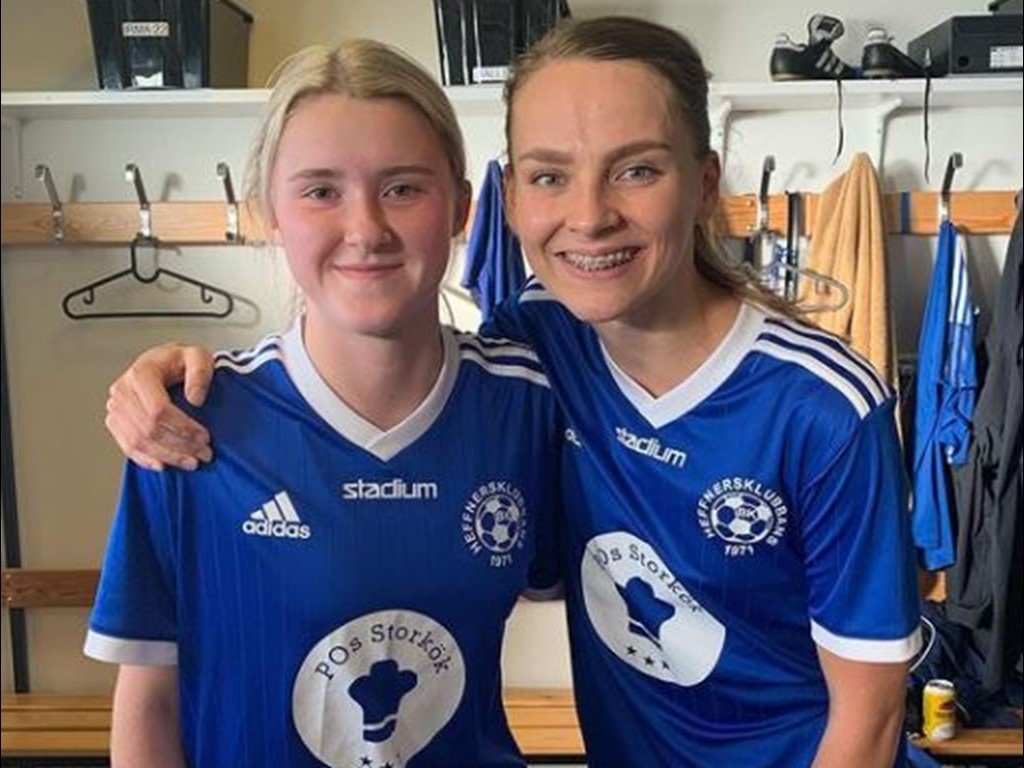 Linnea Sahlin till vänster gjorde ett av Heffnersklubbans mål, Hanna Sahlin (t h) satte två medan gästerna bjöd på ett självmål i Heffnersklubbans 4-1-seger. Foto: HKBK Instagram.