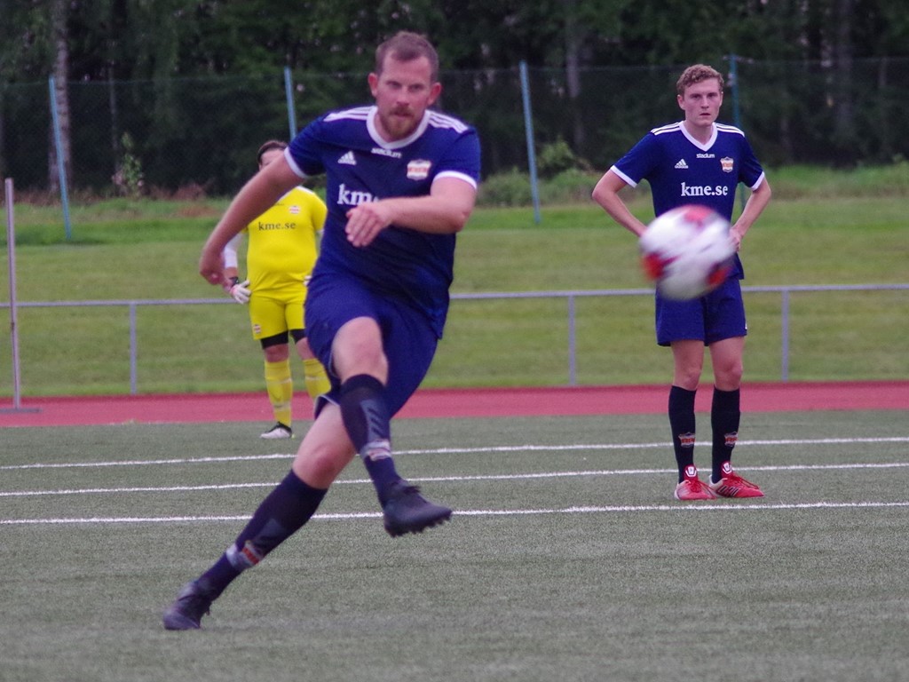 Kovlands Anton Hallengren dundrar en frispark i ribban och ner på (eller innanför?) mållinjen som Adam Johansson följer upp och nickar in till 1-1 borta mot Ånge ifjol. Foto: Pia Skogman, Lokalfotbollen.nu.