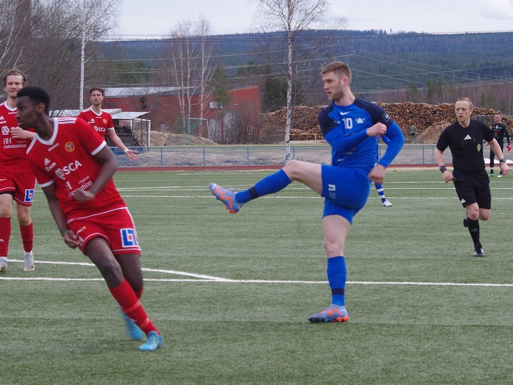 Oskar Nordlund dundrar in 2-1-bollen för Fränsta i 5-4-segern över Alnö. Mitch Ryan Igiraneza i Alnö ryggar tillbaka. Foto: Pia Skogman, Lokalfotbollen.nu.